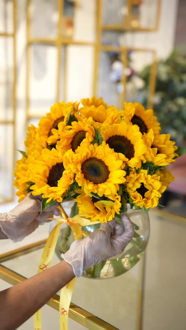 A little sunshine, wrapped in luxury🌻✨